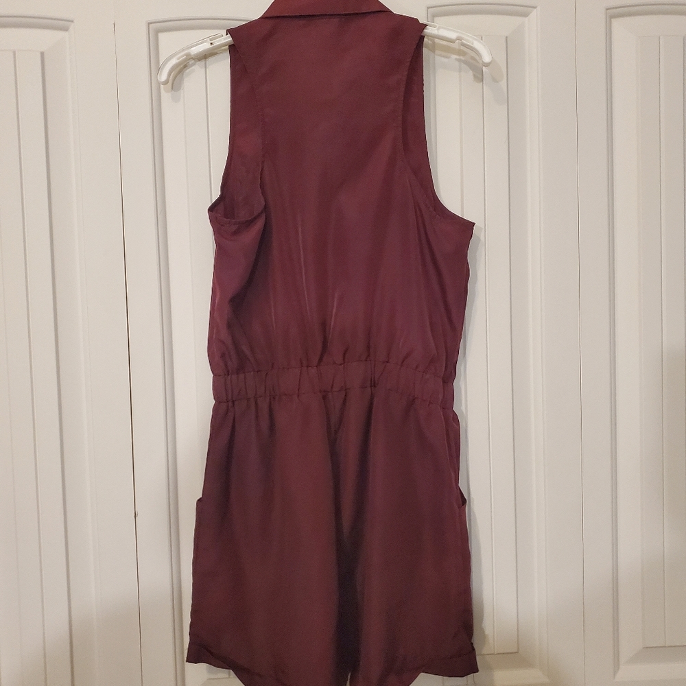 Collared button down romper.🍒 - Picture 9 of 10